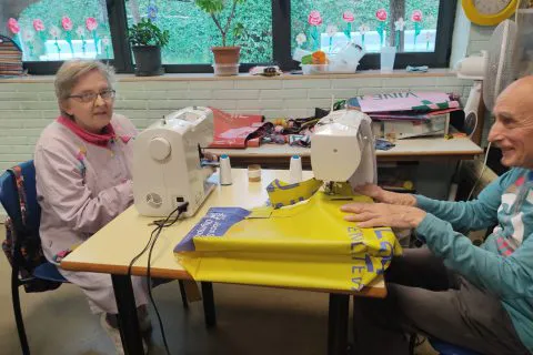 Bosses de lona fetes al taller de costura  al Centre Ocupacional, el nou projecte d’economia circular de la Fundació