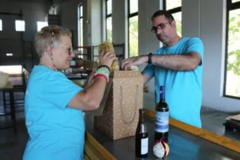 Al cor del Nadal: el servei de manipulats industrials prepara centenars de lots per a empreses compromese